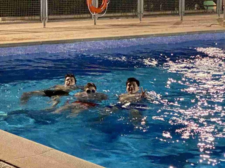 Piscina Nocturna, una alternativa de ocio responsable para las noches de los sábados