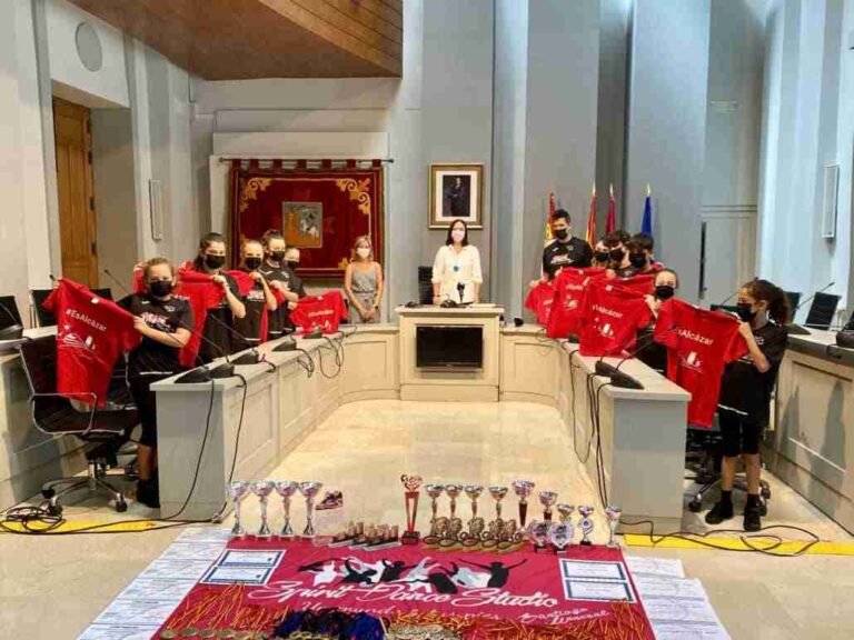 Rosa Melchor recibe a los alumnos de la Academia de Danza Spirit Dance Studio