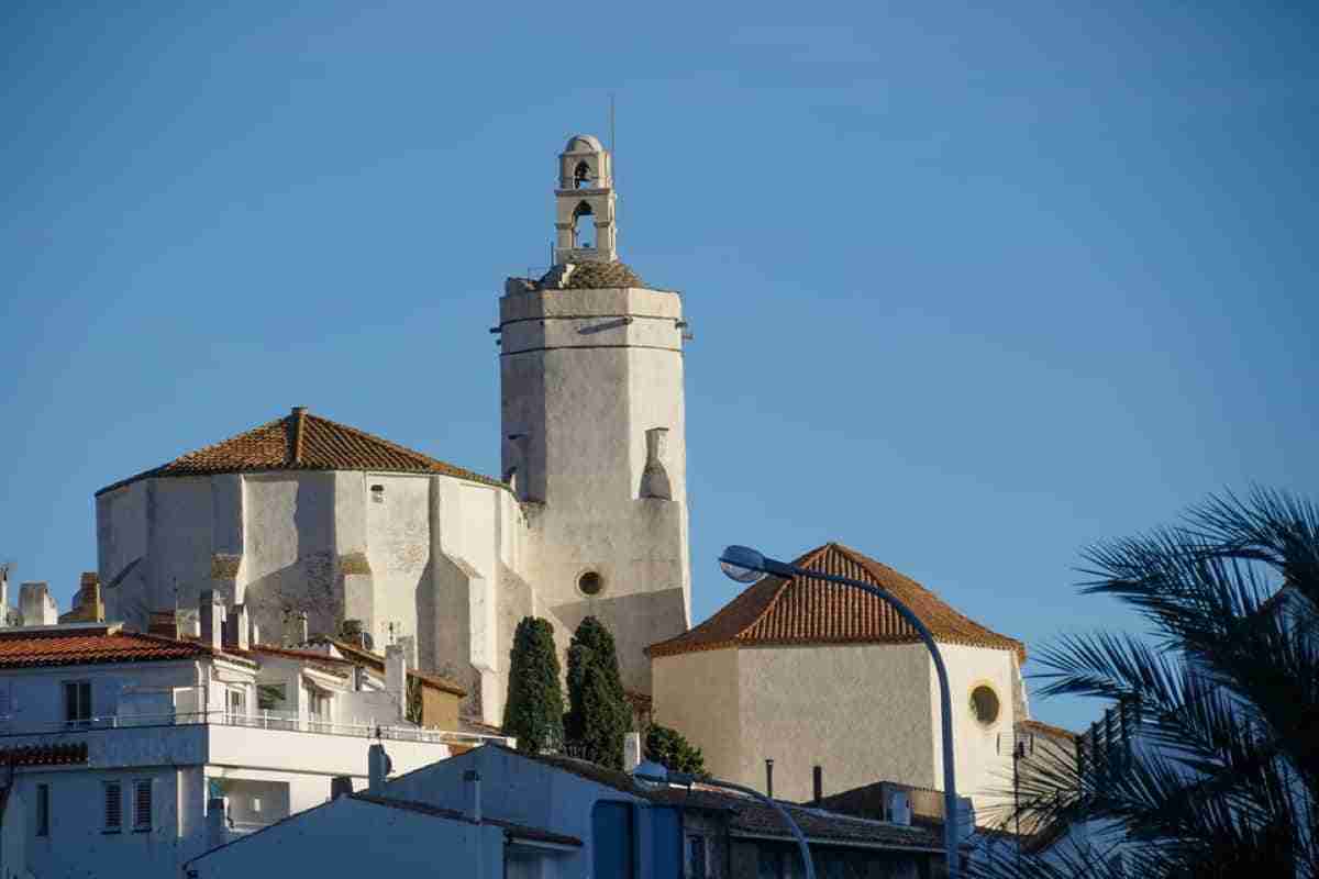 Visitar el pueblo de Cadaqués en la Costa Brava España 2 iglesia de cadaques