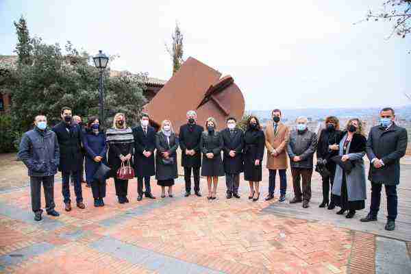 La alcaldesa destaca la solidaridad y unidad de los toledanos en la inauguración de la escultura en memoria de las víctimas de la covid-19