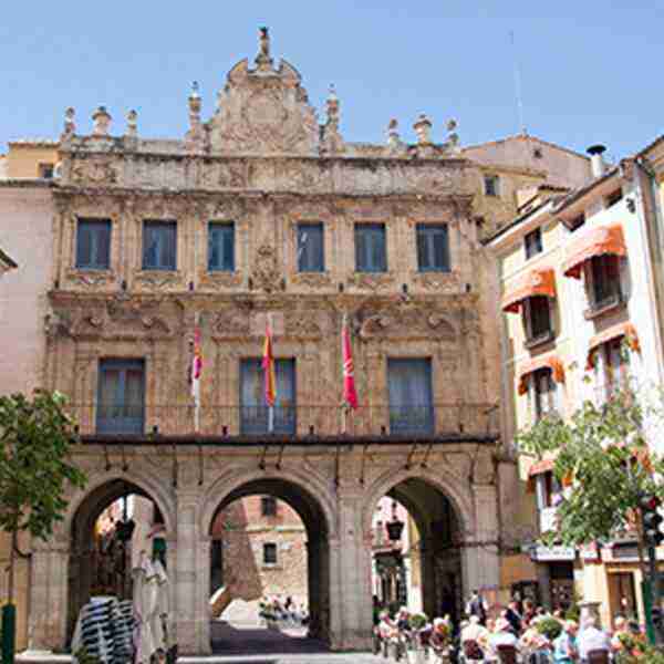 Guía de Bienvenida para los alumnos que llegarán a Cuenca a formarse en el Centro Nacional de Estudios Penitenciarios iniciativa a la que invitan a sumarse a hoteles y restaurantes