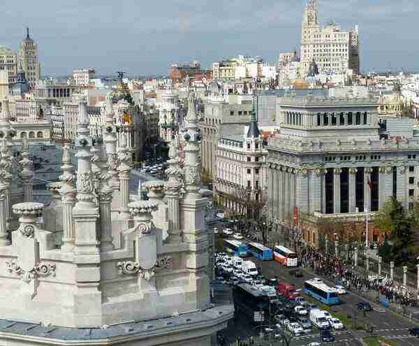 Por causa de ómicron, Madrid cerró 2021 con una caída anual del 33% del consumo y 38% menos de personas en las calles