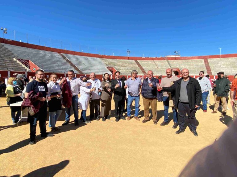 Cientos de vecinos acuden a celebrar la “Comida Universal de la Esperanza”