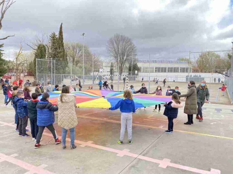 Coincidiendo con el 8M, la alcaldesa visita el proyecto de patios escolares inclusivos e igualitarios