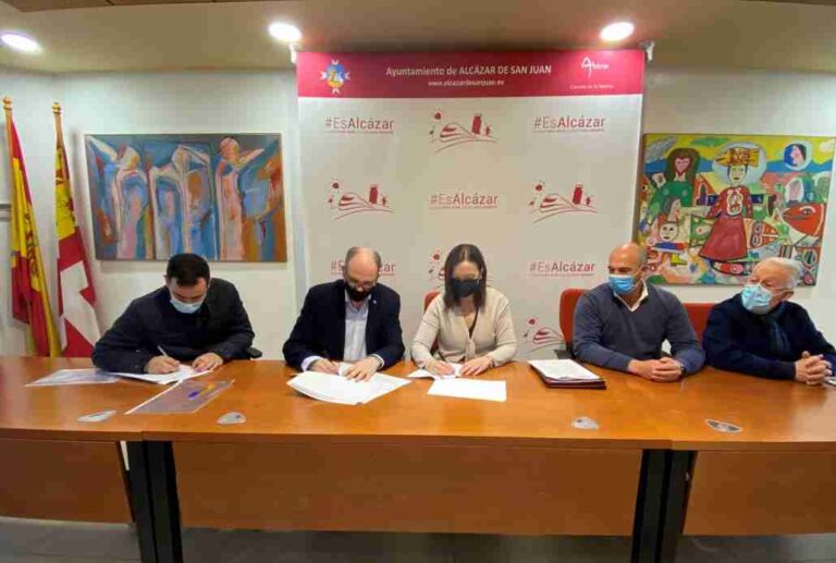 Alcázar de San Juan y Cáritas firman un convenio para la instalación de ocho contenedores de ropa usada en la vía pública