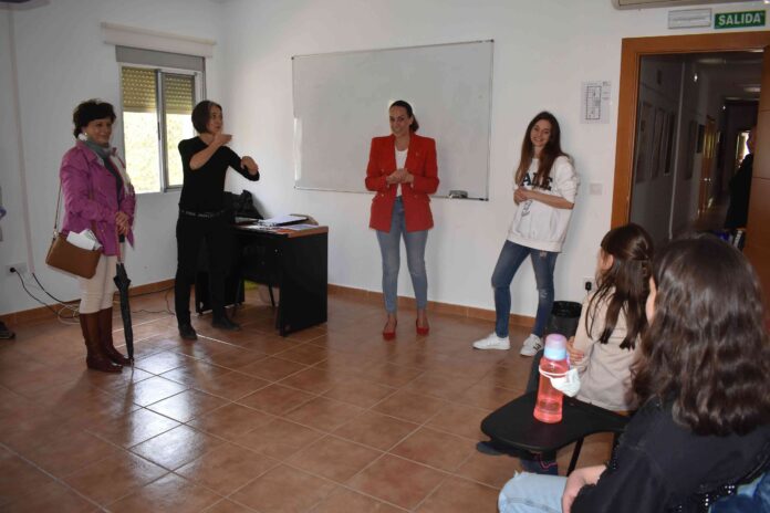 Arrancan-los-talleres-de-aprendizaje-de-lengua-de-signos-para.jpg
