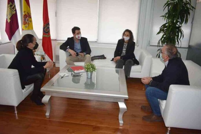 El-Ayuntamiento-y-AJE-Ciudad-Real-se-reunen-para-seguir.jpg