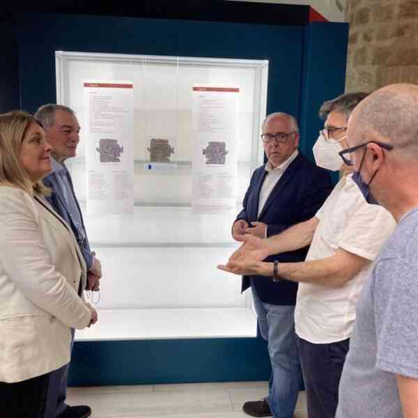 El Museo Arqueológico de Linares muestra una tabla de origen romano grabada con una maldición expoliada en Libisosa