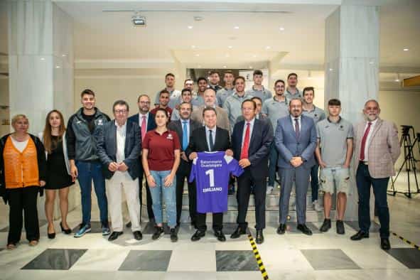 El presidente de Castilla-La Mancha felicita a los jugadores del BM Guadalajara por su “brillante temporada” y su ascenso a la Liga ASOBAL