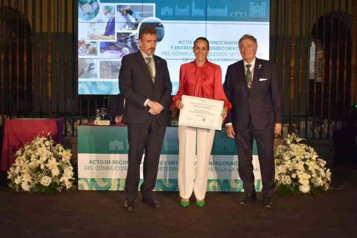 La-alcaldesa-de-Ciudad-Real-Eva-Maria-Masias-recibe-una.jpg