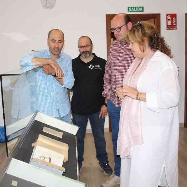 Ayuntamiento y Asociación Flor de Ribera adquieren el libro más antiguo escrito por un torralbeño