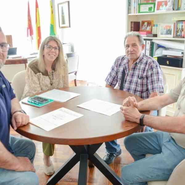 Responsables  del Club Arqueros Don Quijote de Tomelloso se han reunido con la alcaldesa de la localidad