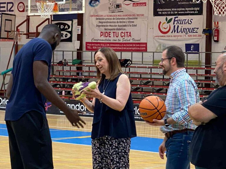 Usman Garuba, jugador de la NBA, participa en el Clinic de baloncesto organizado en Alcázar