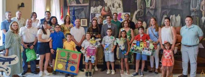 Caballero-pide-a-los-escolares-ganadores-de-los-premios-RSU.jpg