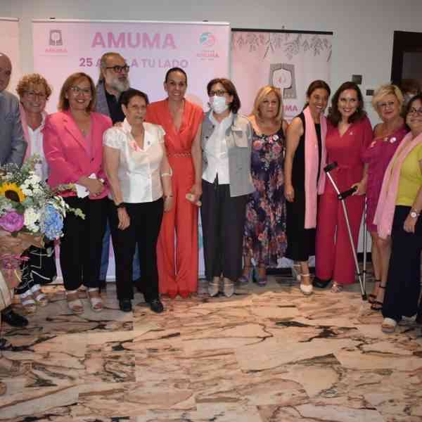 Eva Masías recibe la Insignia de Oro de AMUMA por su implicación y compromiso con la asociación