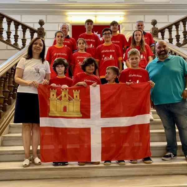 Rosa Melchor recibe a los jugadores del Club de Tenis de Mesa clasificados en el Campeonato de España