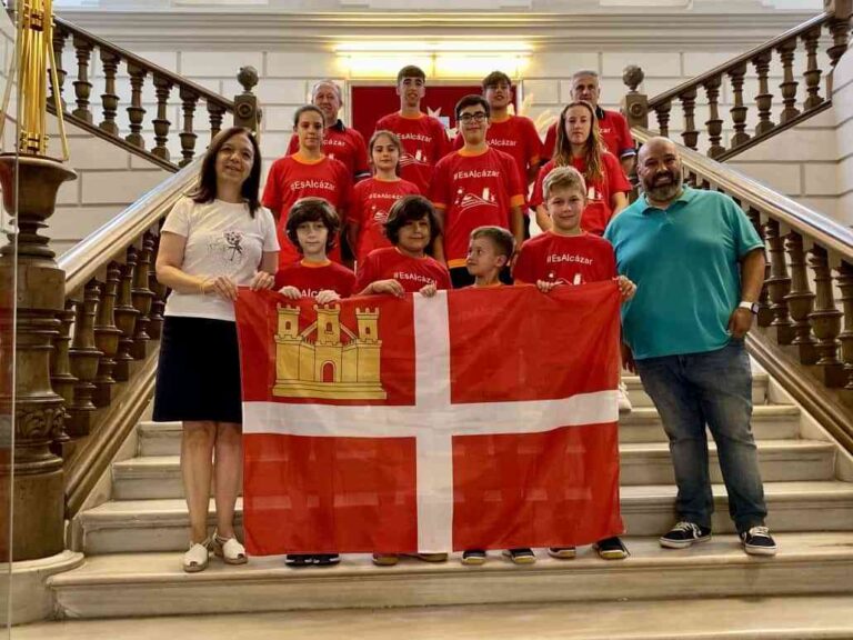 Rosa Melchor recibe a los jugadores del Club de Tenis de Mesa clasificados en el Campeonato de España