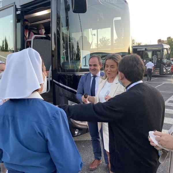 La alcaldesa de Toledo despide a los 500 toledanos que participan en la peregrinación anual de la Hospitalidad Nuestra Señora Lourdes