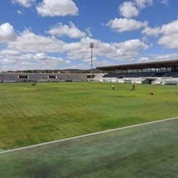 Desde el lunes se realizan trabajos en el césped del estadio municipal de La Fuensanta en Cuenca