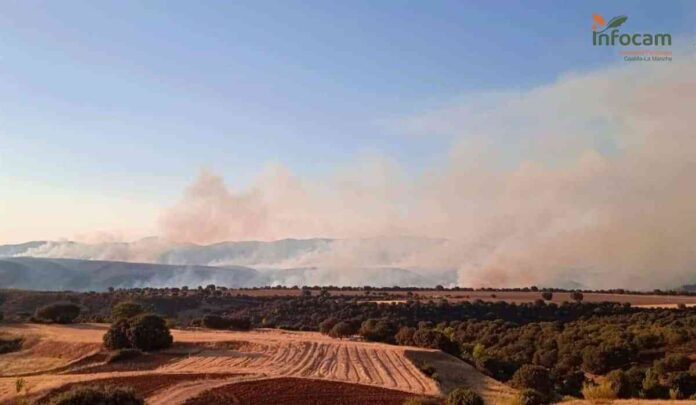 El-fuego-en-Valdepenas-de-la-Sierra-evoluciona-de-forma.jpg