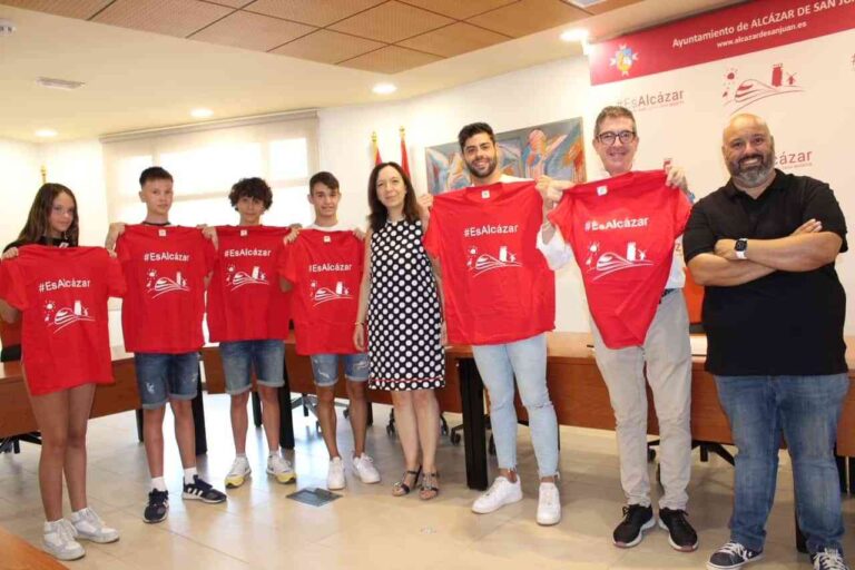 Rosa Melchor recibe a los nadadores del Club de natación Alcázar