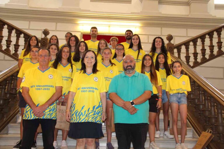La alcaldesa de Alcázar recibe la camiseta conmemorativa del 25 aniversario del C.D. Independiente