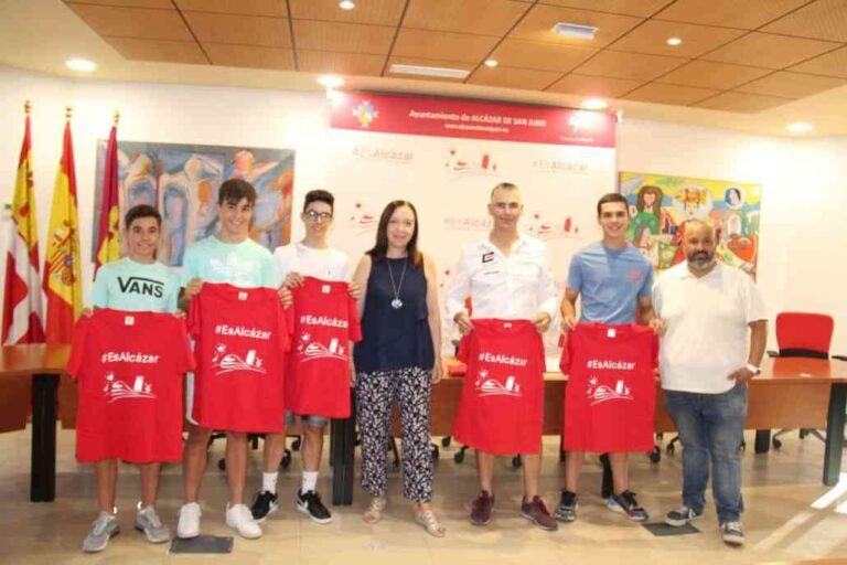 Rosa Melchor recibe a los alcazareños del Ekuon Brd Racing Team que competirán en el Campeonato de España de BTT XCO