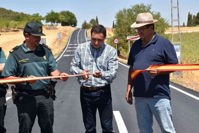 inaguradas-obras-carretera-entre-villarejo-de-fuentes-y-fuentelespino.jpg
