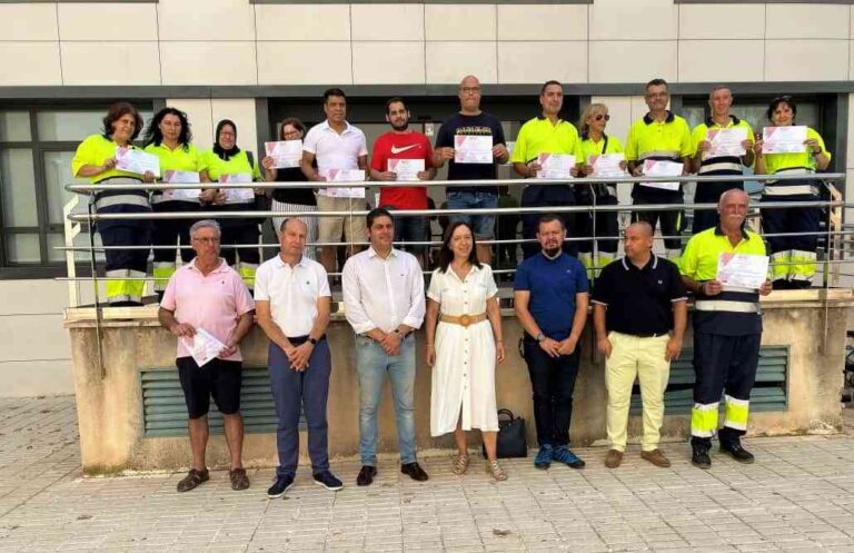 Rosa Melchor entrega los diplomas del curso de Prevención de Riesgos Laborales de Electricidad