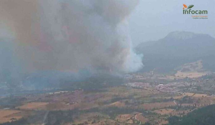 Los-medios-aereos-de-extincion-se-retiran-del-incendio-de.jpg