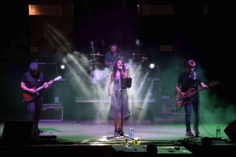 Festial Reorganiza su Programación del Sábado Debido a la Afonía de Eva Amaral