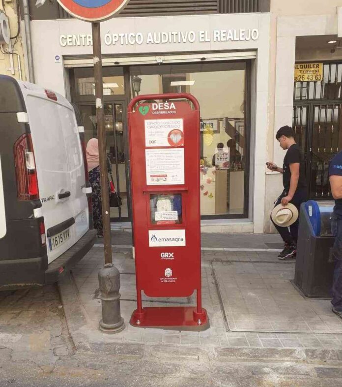 El-Ayuntamiento-de-Granada-suma-un-nuevo-desfibrilador-en-la.jpg
