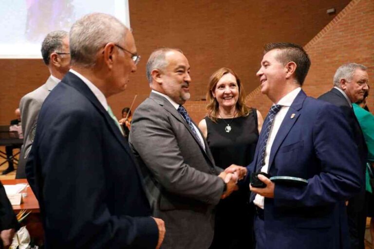 Por su apoyo financiero a la implantación del programa UCLMRural la Diputación de Albacete ha recibido un reconocimiento de la UCLM Por su apoyo financiero a la implantación del programa UCLMRural la Diputación de Albacete ha recibido un reconocimiento de la UCLM