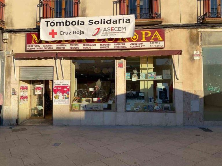 Queda inaugurada la Tómbola Solidaria de Cruz Roja y ASECEM