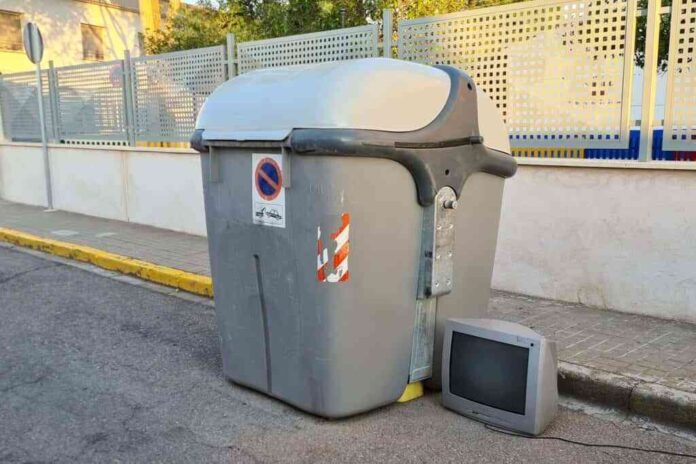 20221116_Uso-correcto-de-los-contenedores-001_Comsermancha-1024x683.jpg