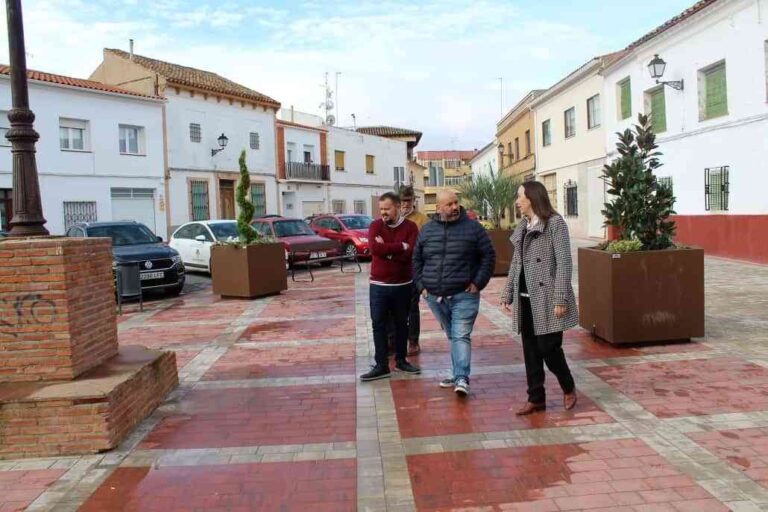 El Ayuntamiento de Alcázar de San Juan decora con jardineras y plantas las Plazas de la Bolsa y la Justa