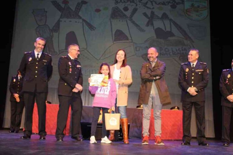 La Policía Nacional de Alcázar felicitará la Navidad 2022 con el dibujo de Inés Atienza Paniagua, ganadora del IV Concurso de Dibujo “La Policía Nacional, tu ciudad y la Navidad”