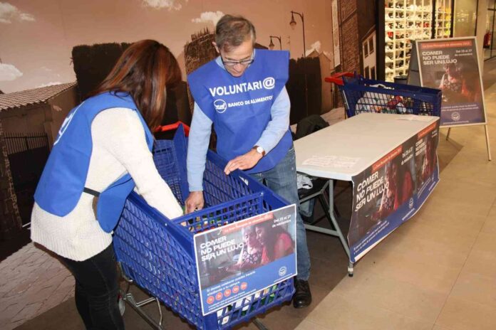 Gran-REcogida-voluntarios-colocando-alimentos.jpg
