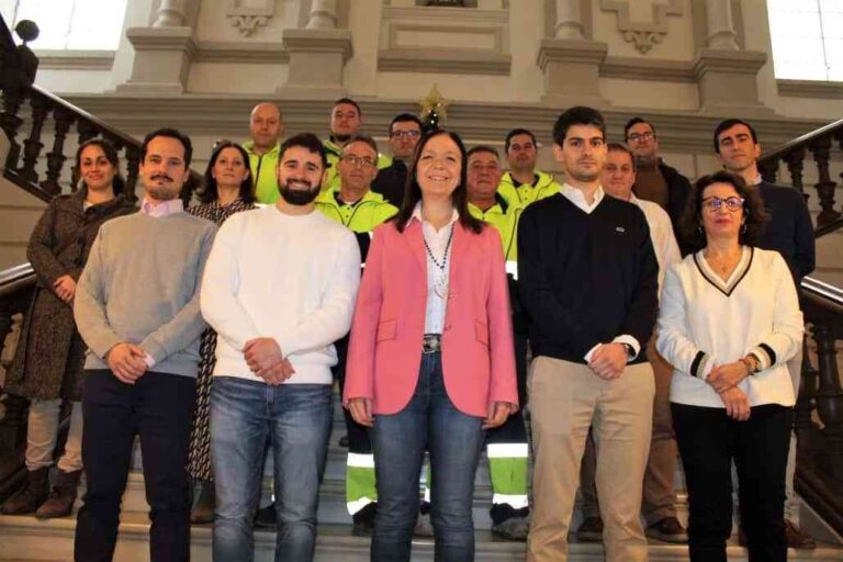 Rosa Melchor da la bienvenida a los nuevos empleados municipales