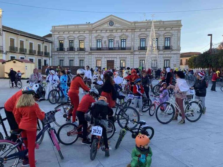 La VI Ciclalgata inunda las calles con carnaval y deporte