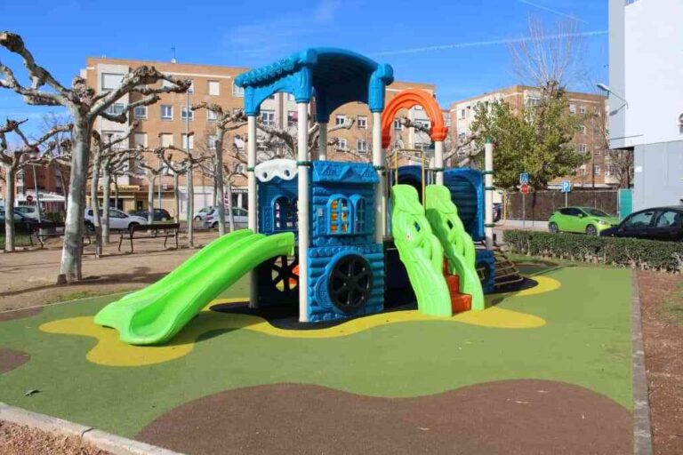 Nueva zona de juegos en el parque junto a la estación de autobuses