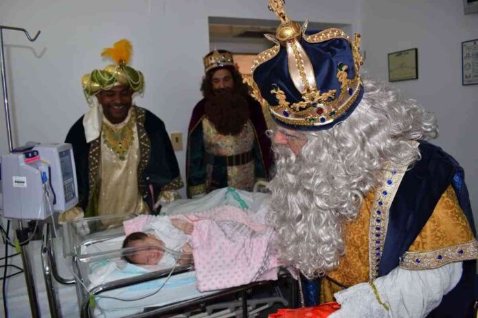 majestades-reyes-magos-visitaron-hospital-puertollano.jpg