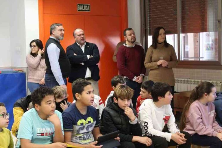 La alcaldesa de Alcázar y el delegado provincial de Desarrollo Sostenible visitan la actividad de educación medioambiental del CEIP El Santo con motivo del Día Mundial de los Humedales