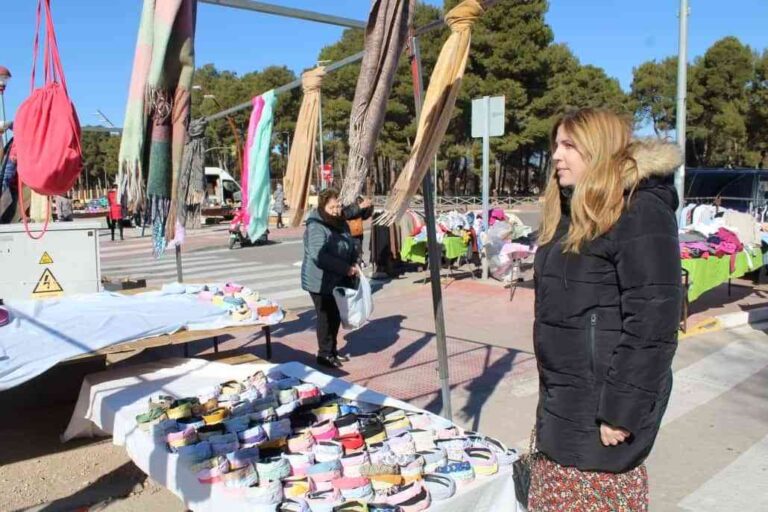 La concejal de Comercio se congratula de las mejoras que ha experimentado el mercadillo en la última legislatura