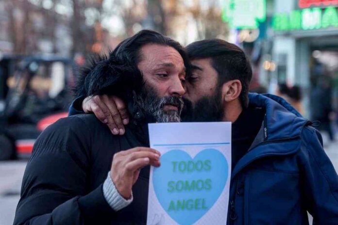 VIDEO-Familiares-y-amigos-dan-el-ultimo-adios-a-Angel.jpg