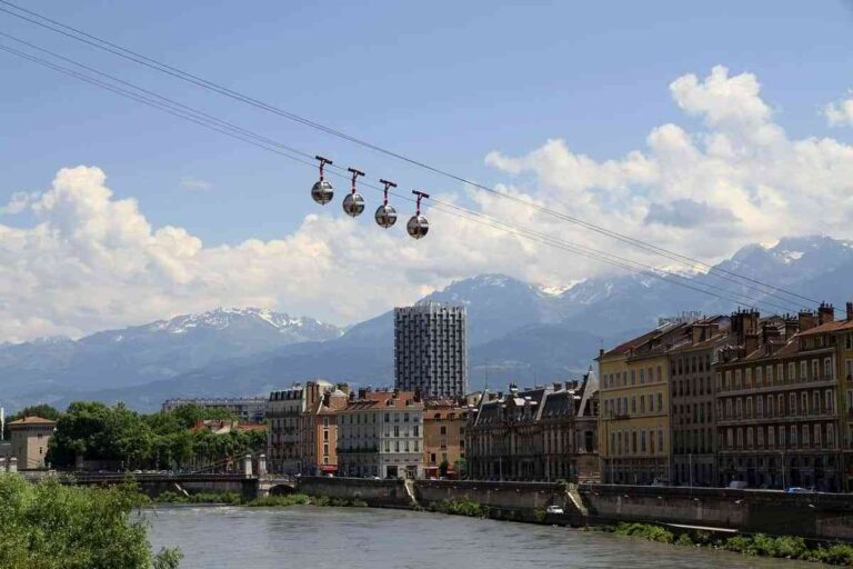 rio ciudad grenoble francia los alpes franceses