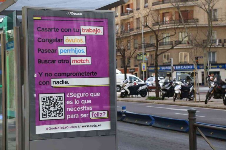 La ACdP coloca marquesinas en Castilla-La Mancha el 8M a favor de la familia y la maternidad