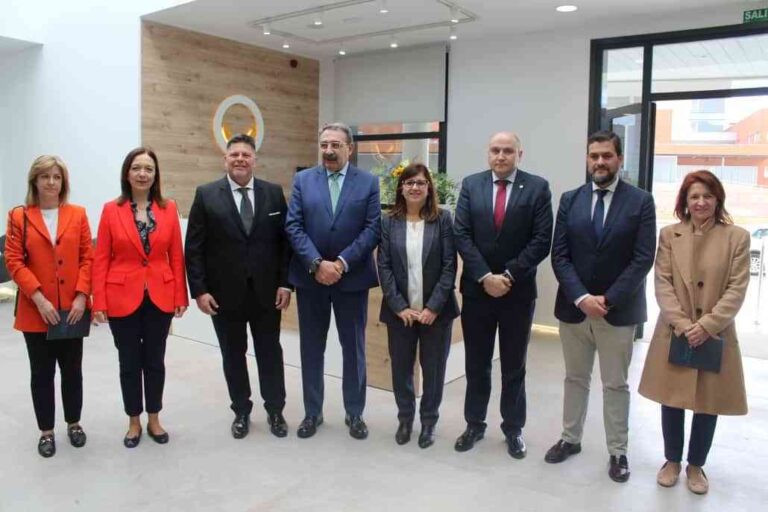 La alcaldesa de Alcázar y el consejero de Sanidad inauguran el mayor centro de odontología de la región, perteneciente al Grupo Catalano