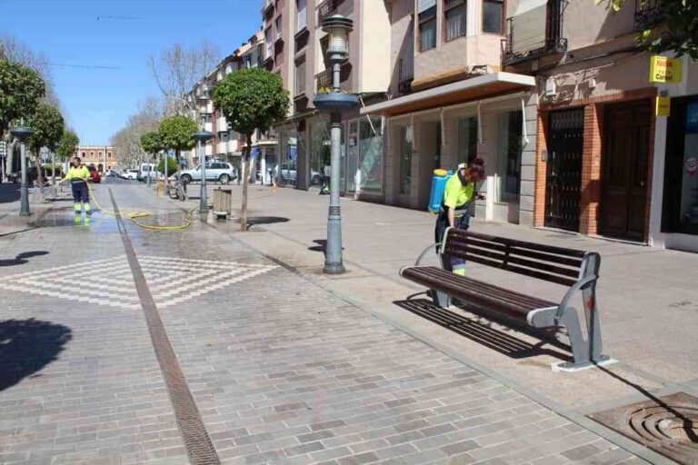 El Ayuntamiento de Alcázar de San Juan refuerza los servicios de limpieza en la zona centro