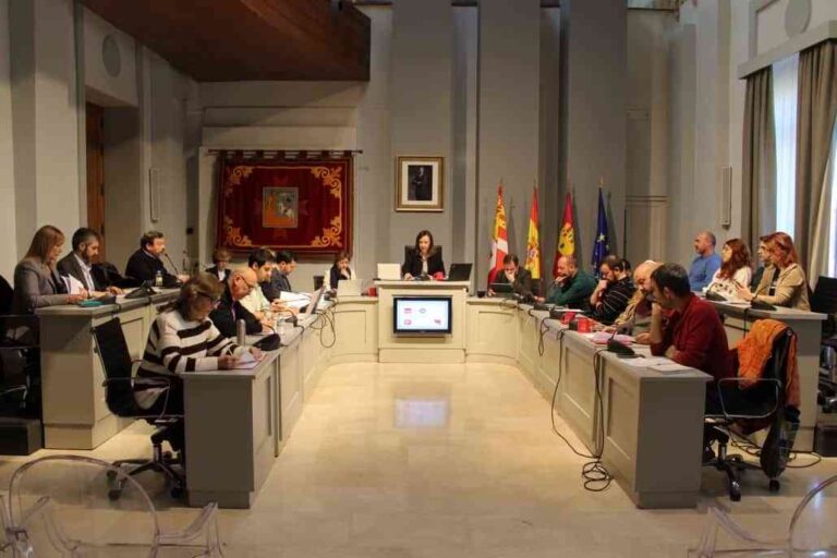 El Pleno aprueba una moción institucional por el 8M y cede por 30 años la parcela de la Sociedad de Cazadores